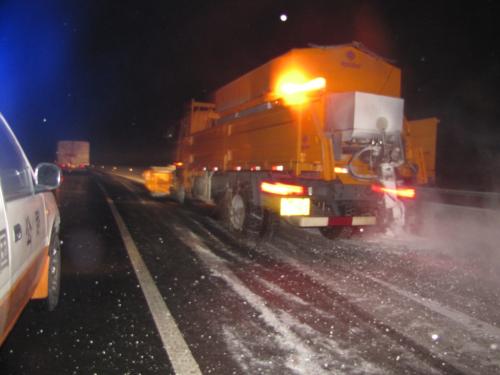 陕西高速公路汽车喷洒融雪剂除雪